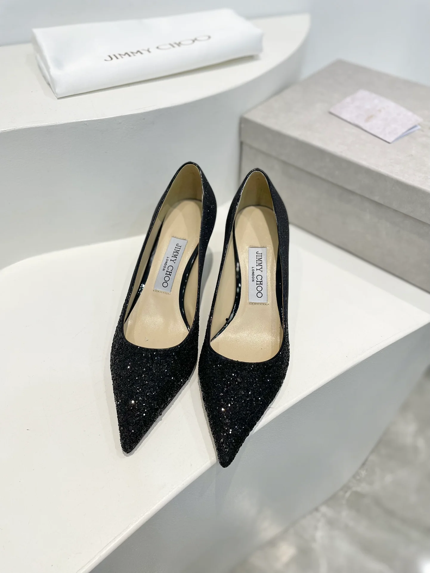 Туфли-лодочки Jimmy с острым носком на шпильке - черные