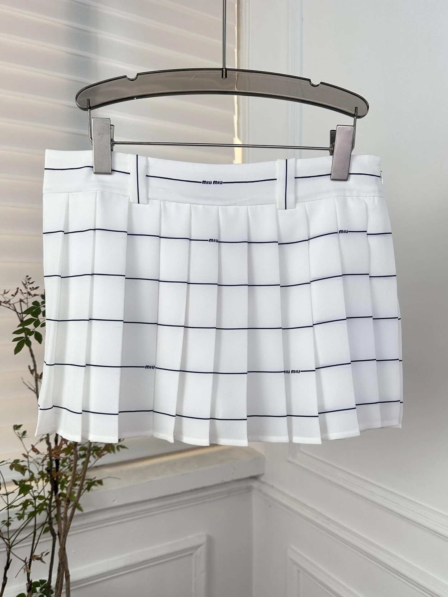 Miu Miu - 2404 - Полосатый струящийся жилет с бантом и полосатая плиссированная юбка - Белый