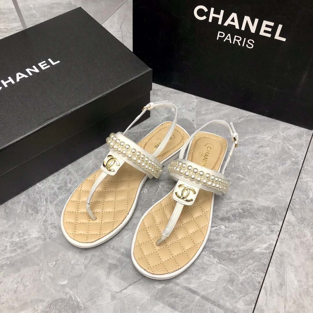 Новинка сезона весна/лето 2023 от Chanel - Классическая серия, сандалии с Т-образным ремешком и жемчужным принтом - белые.