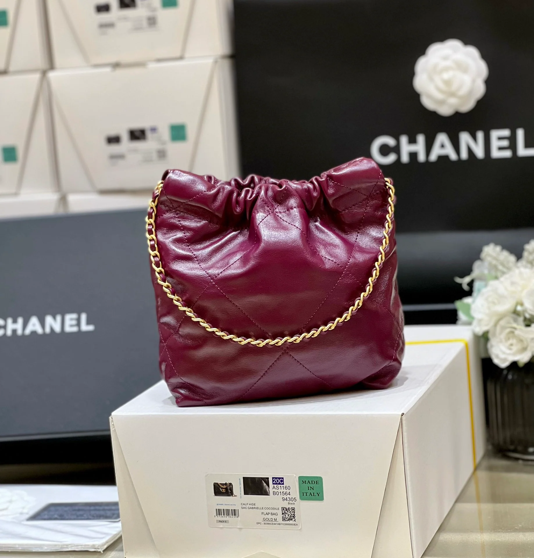 Весенне-летняя коллекция Chanel - Маленькая сумочка Chanel No. 22 - Фиолетово-красная