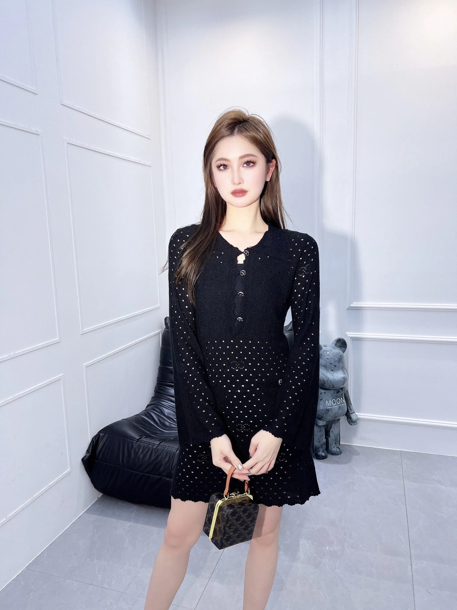 Chanel 2403 - Платье из ажурной вязки с двойной буквой С - Черное