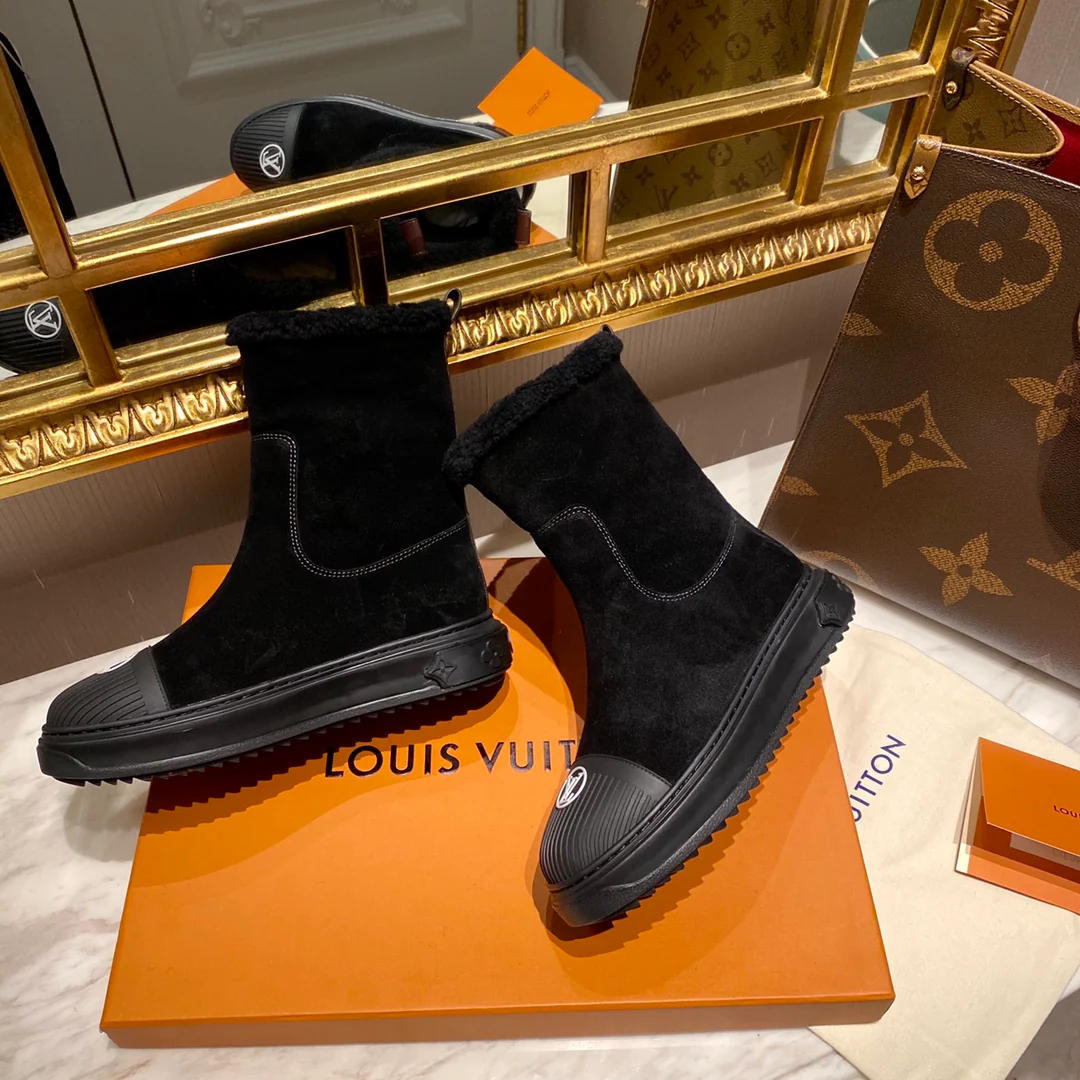Обувь LV - сапоги LV до середины икры с внутренней подкладкой.