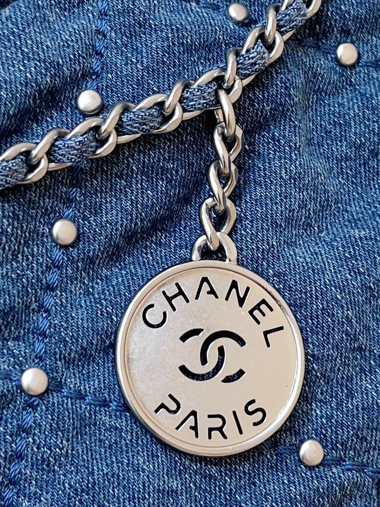 Мини-сумка Chanel 24s 22 серии с заклепками из джинсовой ткани