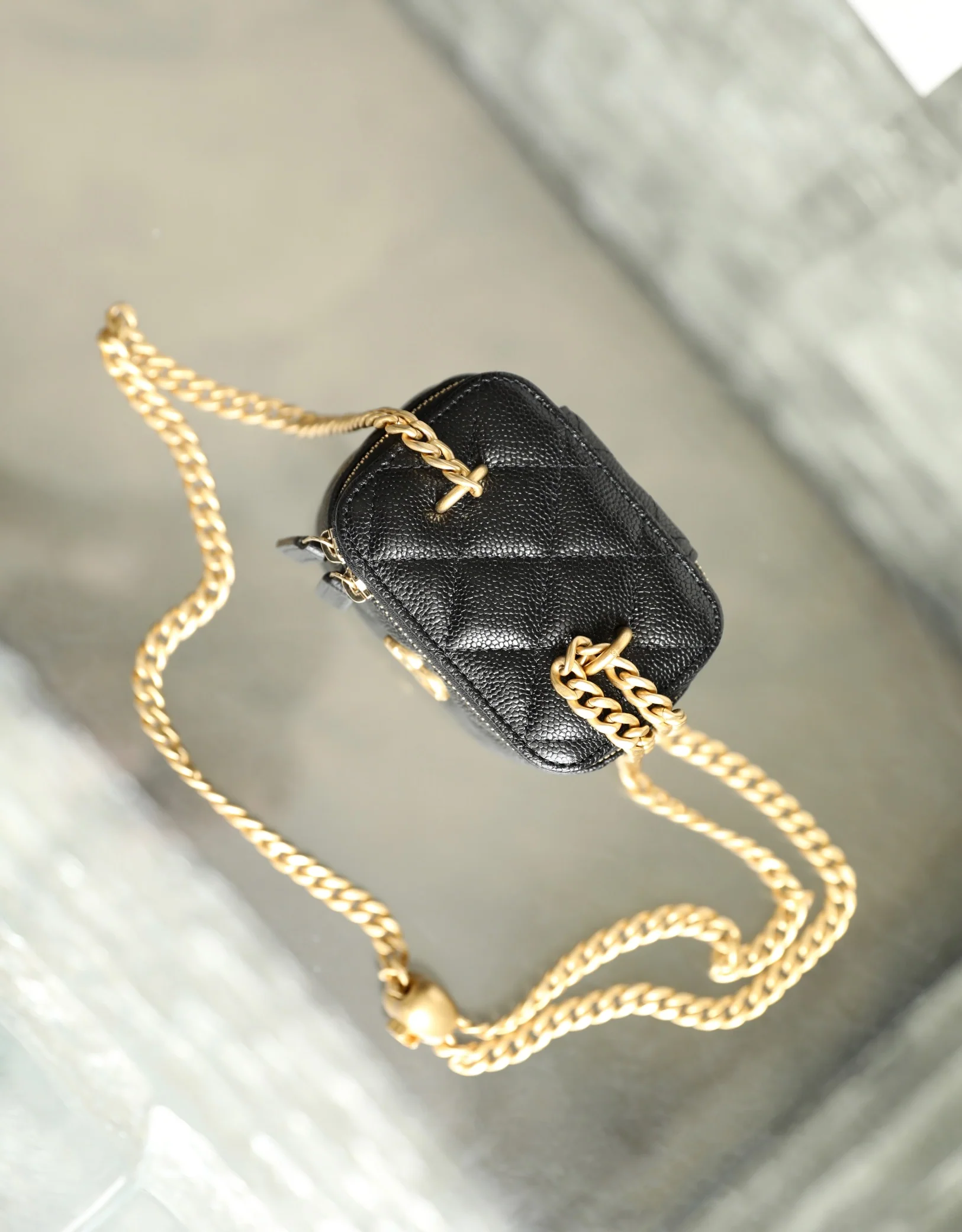 Chanel Весна/Лето 2023 - Маленькая сумка через плечо с цепочкой и регулируемой застежкой в ??форме сердца - Черная