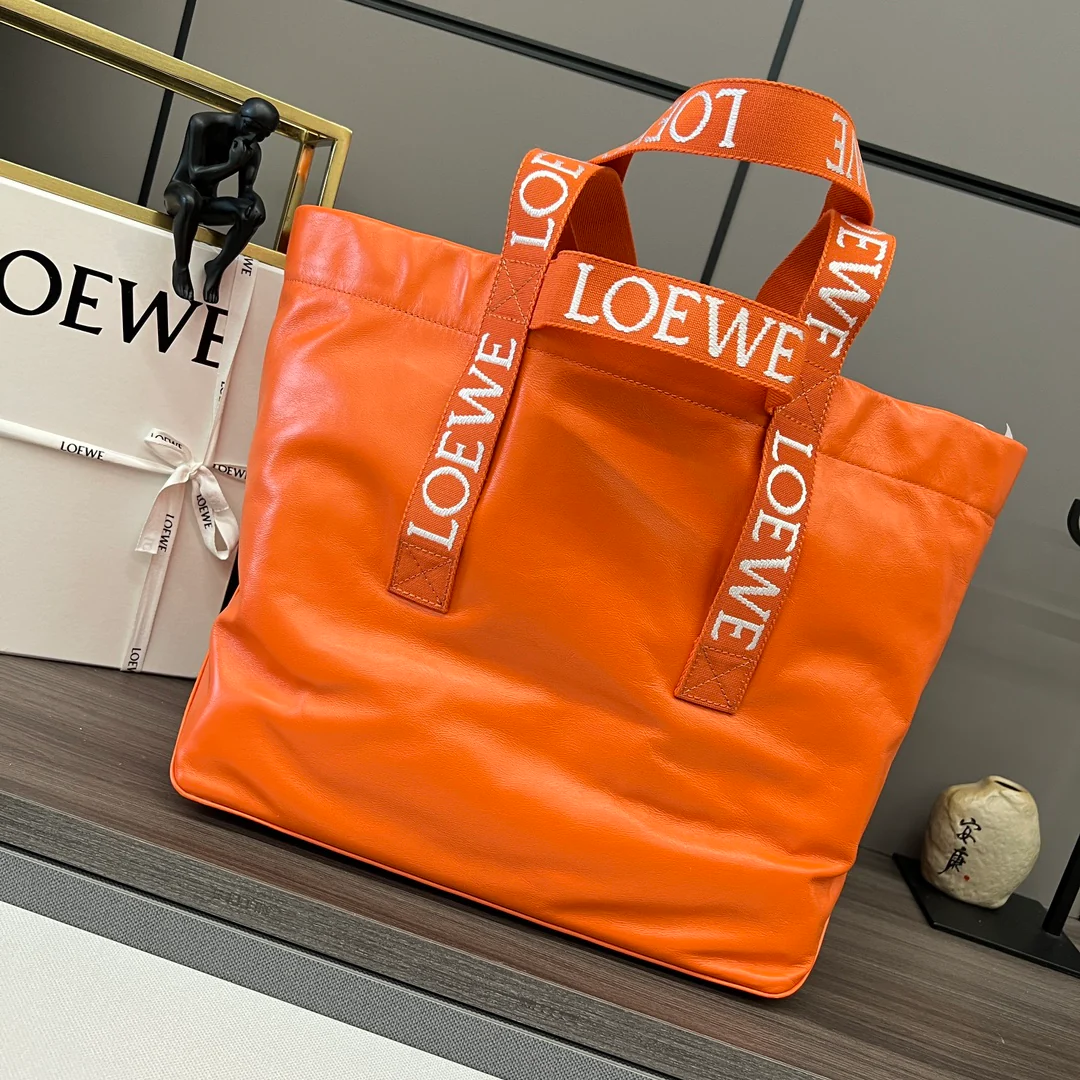 Сумка-шоппер Loewe Fold Shopper — из телячьей кожи цвета ?бумага? — оранжевая.