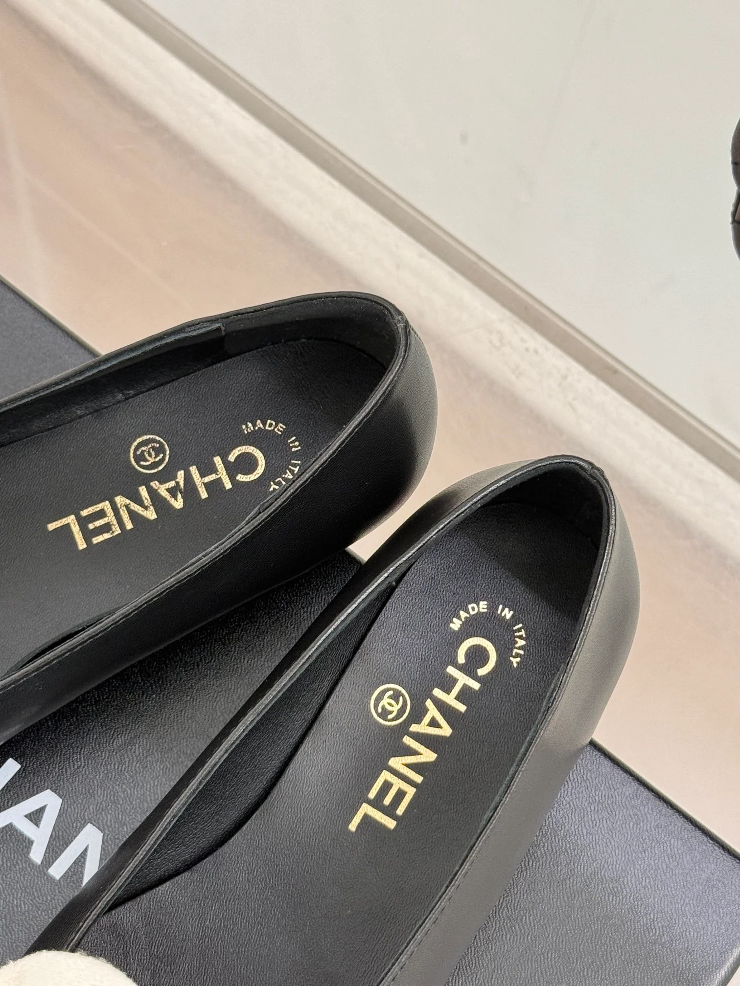 Туфли на низком каблуке Chanel Camellia 2024 — черные