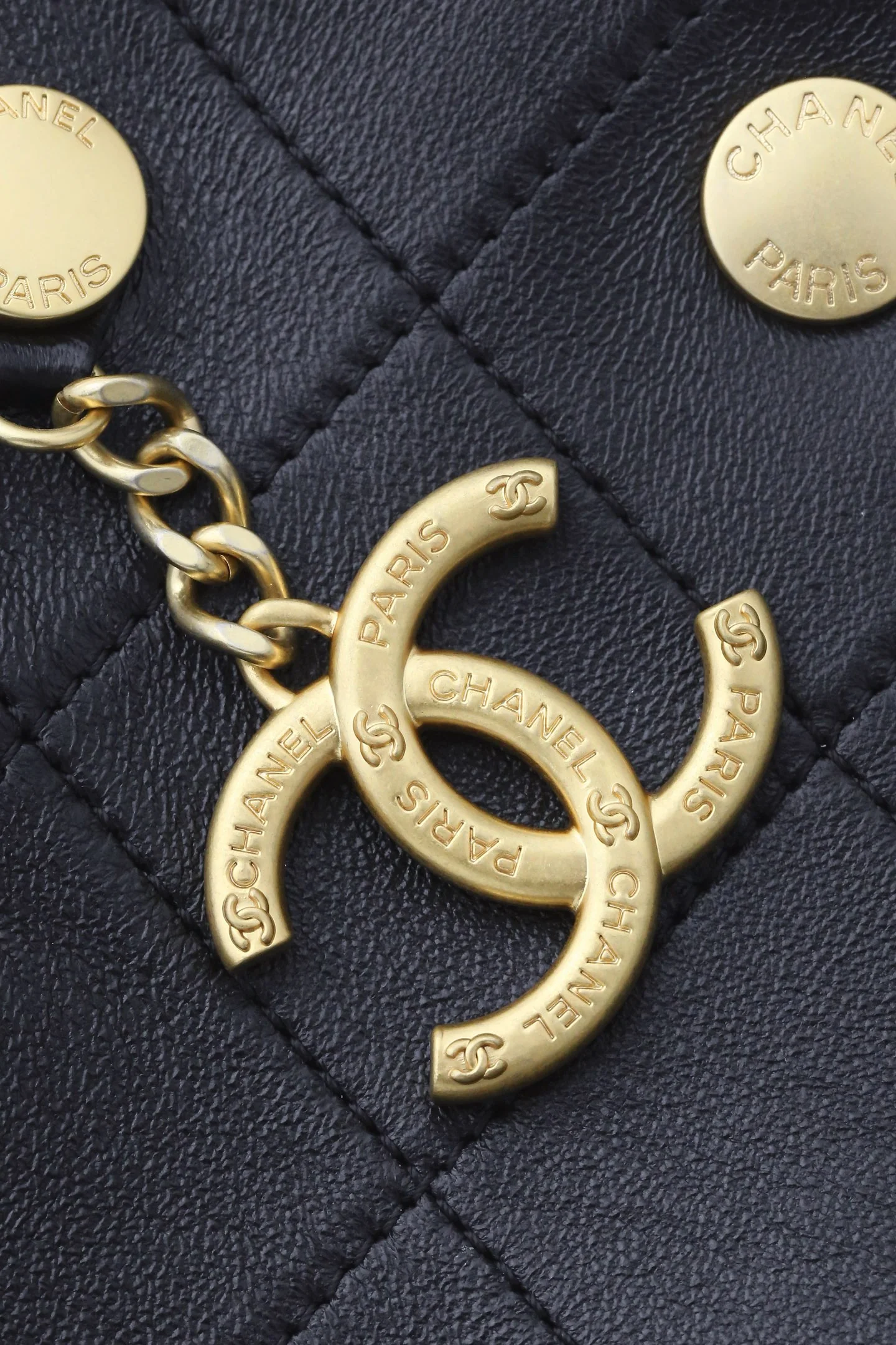 Сумка Chanel в стиле хиппи с золотой монетой 25 пенсов — черно-золотая.