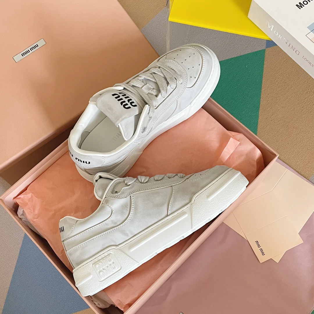 Новые поступления коллекции Miu Miu весна/лето 2023: ретро-кроссовки в стиле ?грязные штаны?, белые кроссовки на платформе, серые кроссовки.
