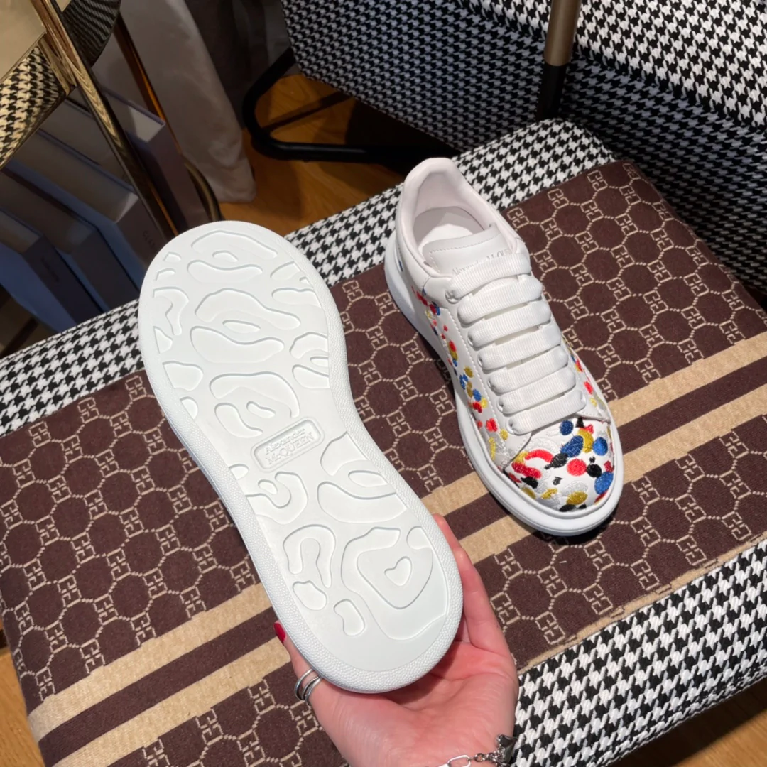 Классические белые кроссовки McQueen в красочном горошек.