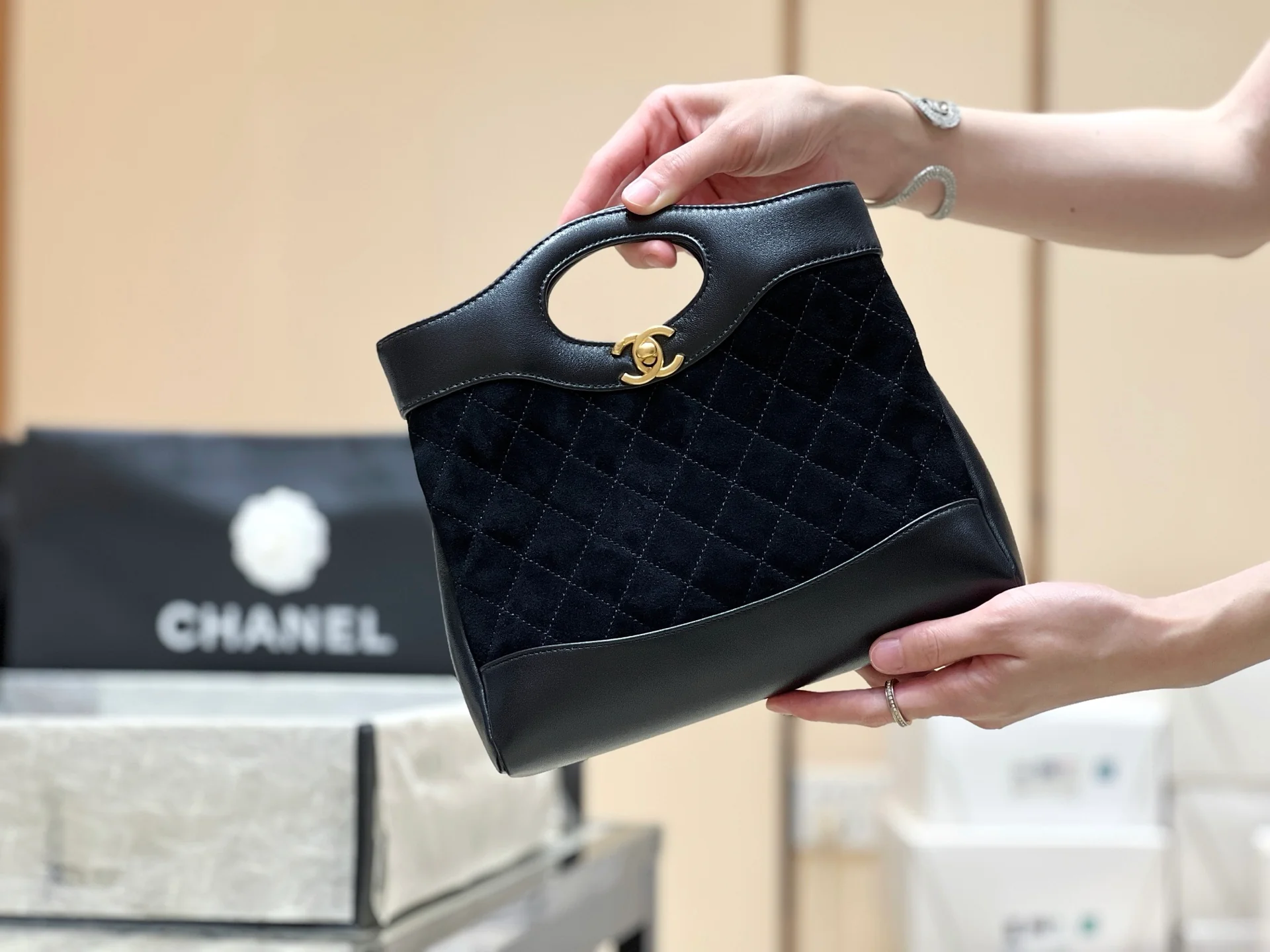 Мини-сумка Chanel 25p 31 из замши, черная