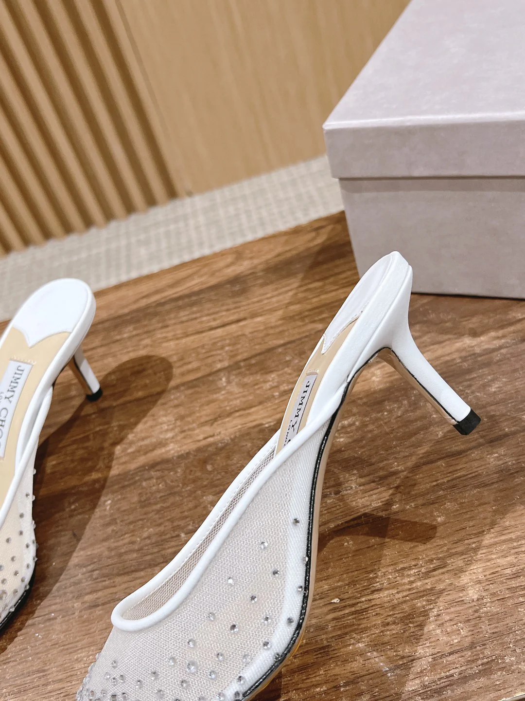 Jimmy - Туфли на каблуке с острым носком и стразами, белые