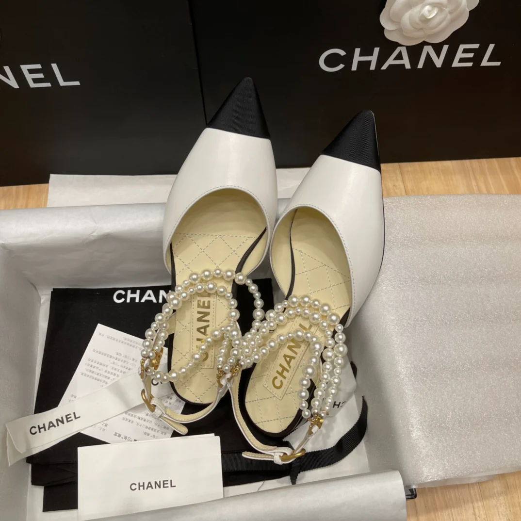 Chanel - Белые жемчужные сандалии