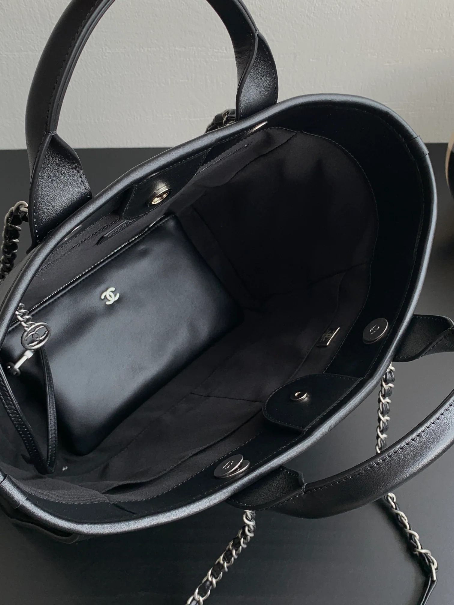 Пляжная сумка Chanel 24a из натуральной кожи, маленькая, черная.