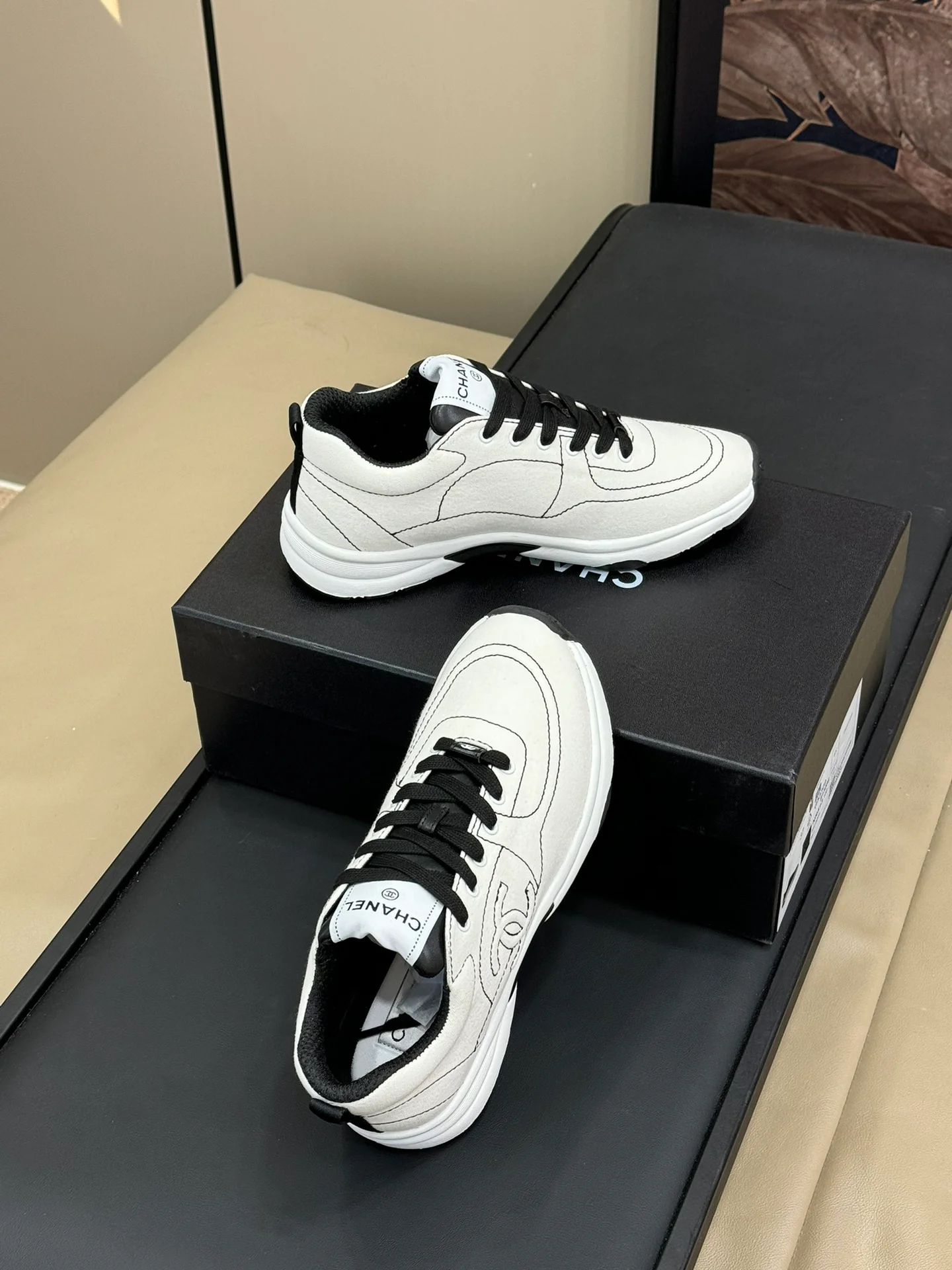 Кроссовки Chanel 2024 в мультяшном стиле - белые