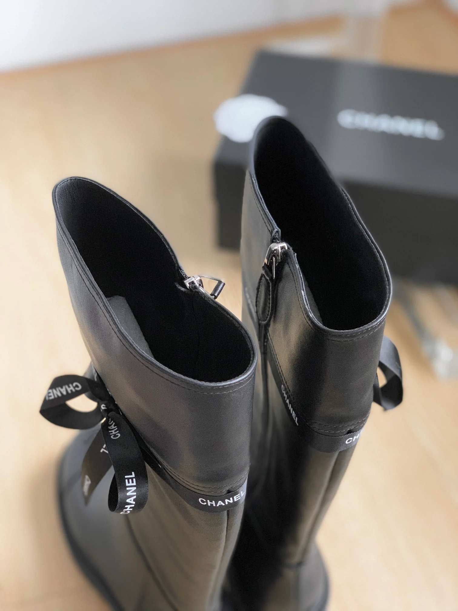 Новинка сезона осень/зима 2023 от Chanel - Коллекция сапог с лентами - Высокие сапоги - Черные