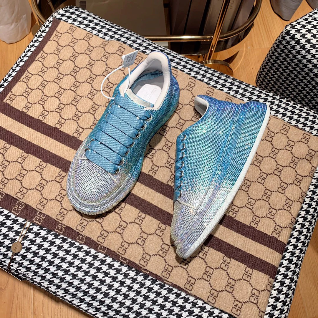 Классические белые кроссовки McQueen — серебристо-голубые с отделкой из страз.