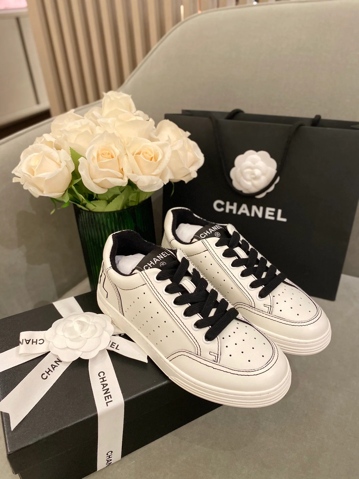 Белые кроссовки Chanel