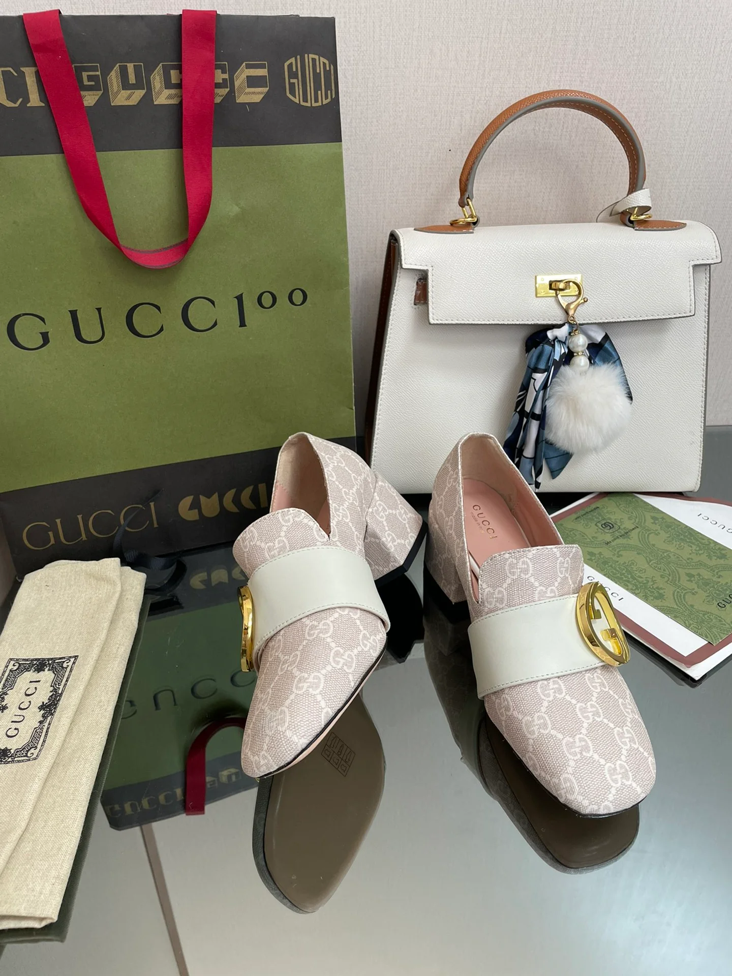Туфли Gucci на низком каблуке с закрытым носком и монограммой — белые.