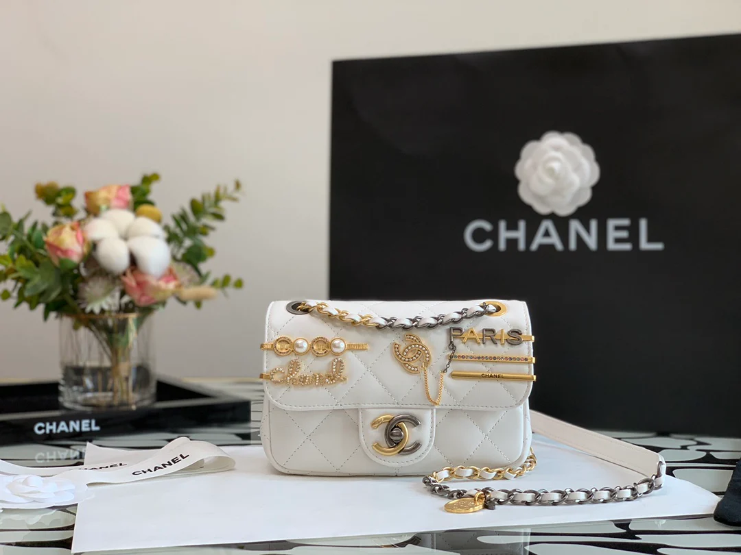 Новинка сезона осень/зима 2022 от Chanel - сумка с клапаном и значком - 18 см