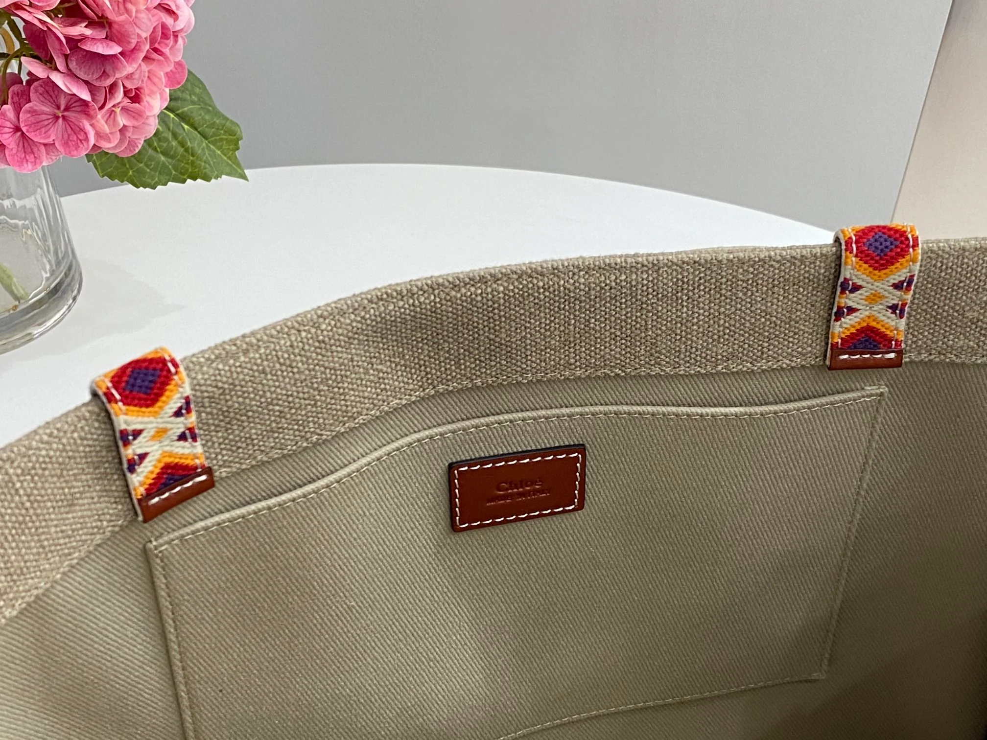 Новинка сезона весна/лето 2022 от Chloe - Сумка-тоут Woody - Большая - Коричневый с ромбовидным узором