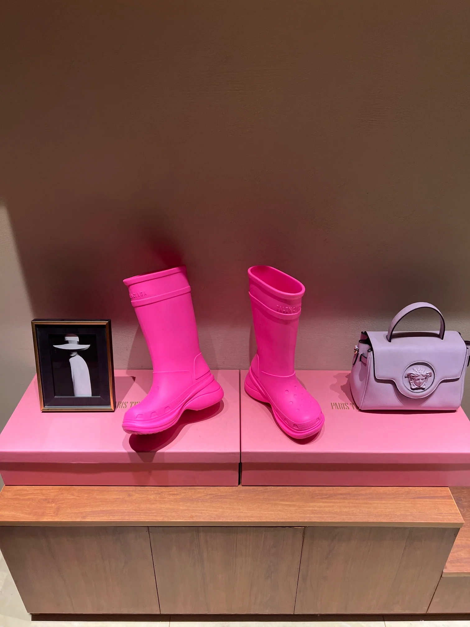 Резиновые сапоги Balenciaga на противоскользящей платформе из коллекции осень/зима 2022 x Crocs - розовые.