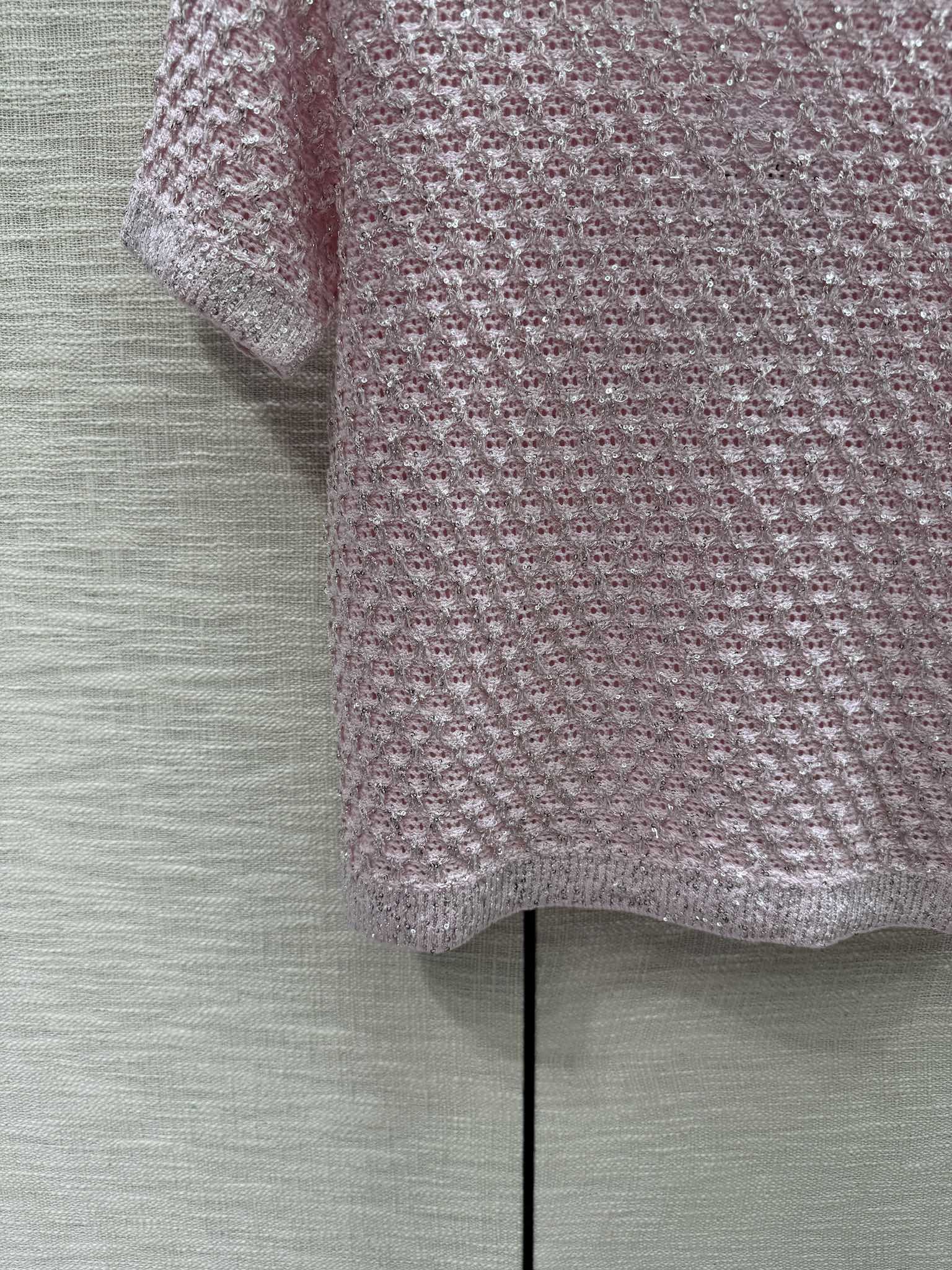 Футболка Chanel 2403 из трикотажа с коротким рукавом, черная и серебристая, с пайетками, розовая.