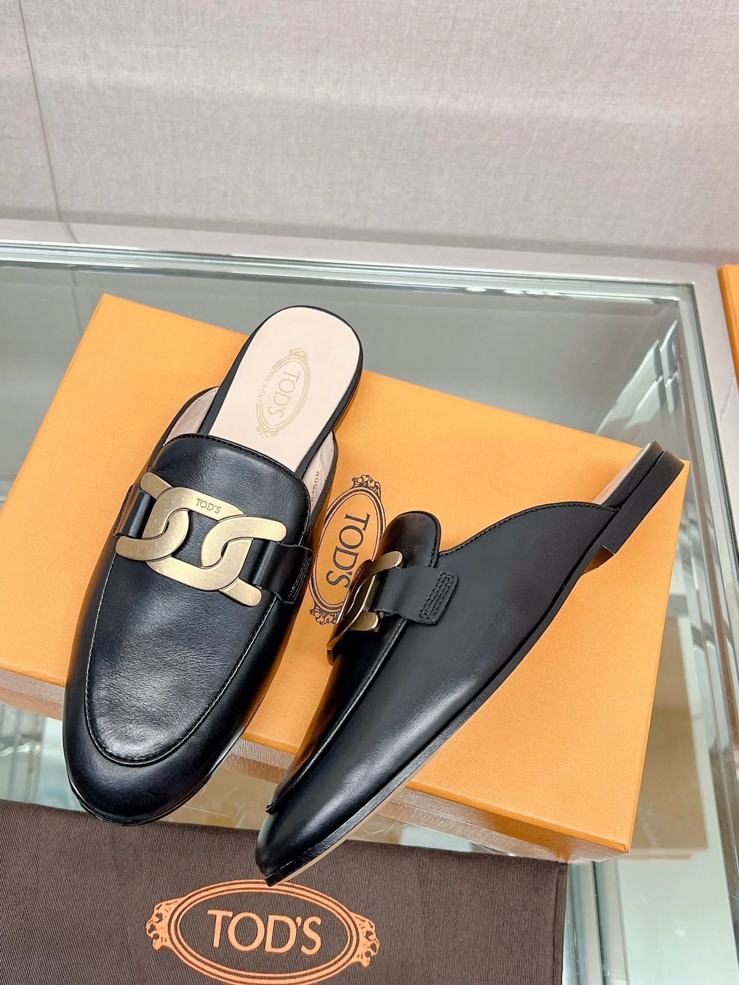 Весенняя коллекция Tods 2023 — плоские тапочки в ретро-британском стиле.