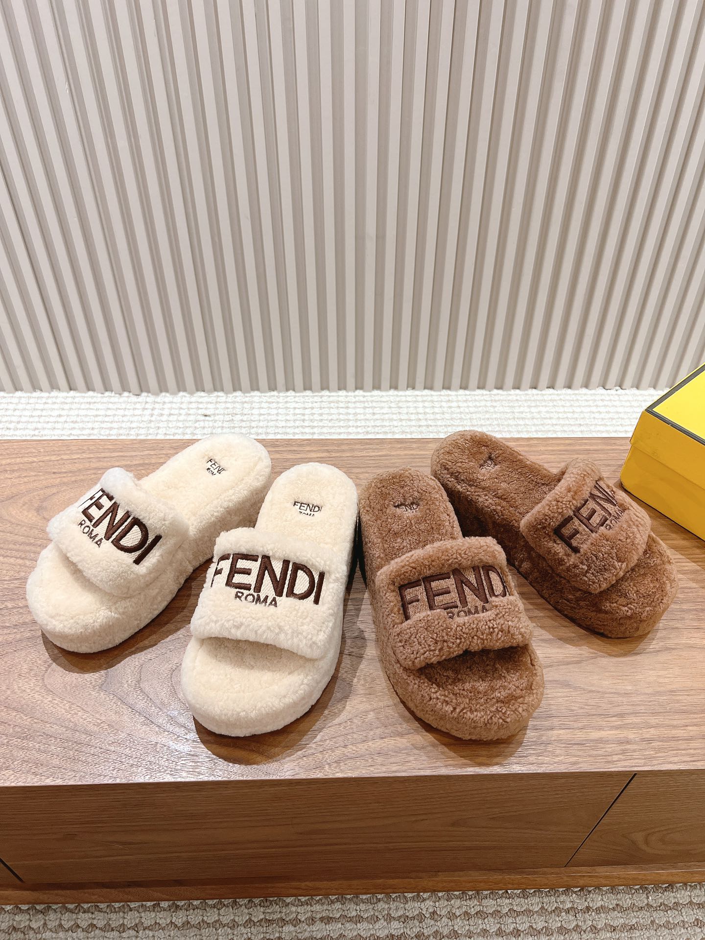 Меховые тапочки Fendi 2024 — изображение из коллекции