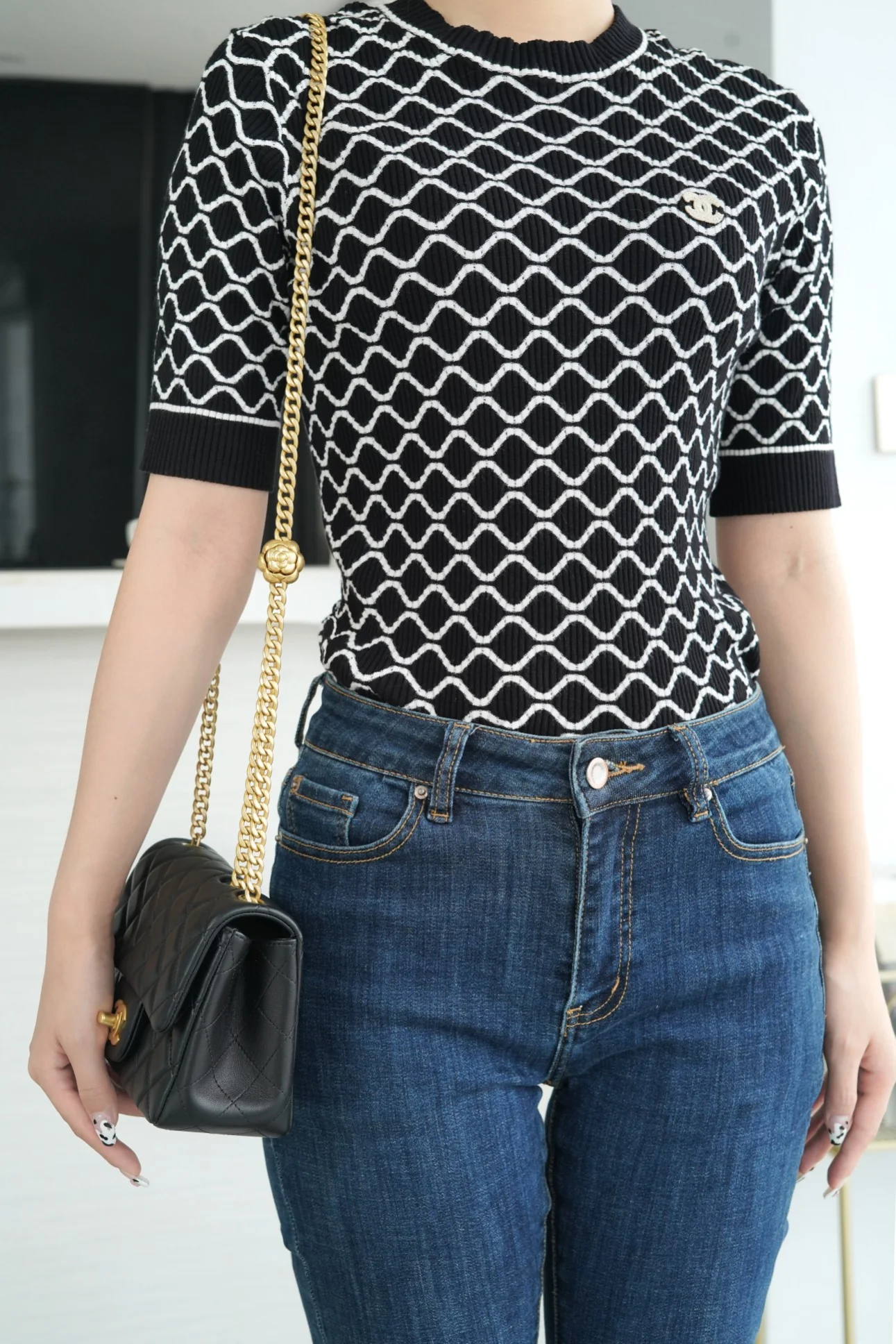 Пряжка Chanel 23 в стиле ?Камелия? — черная.