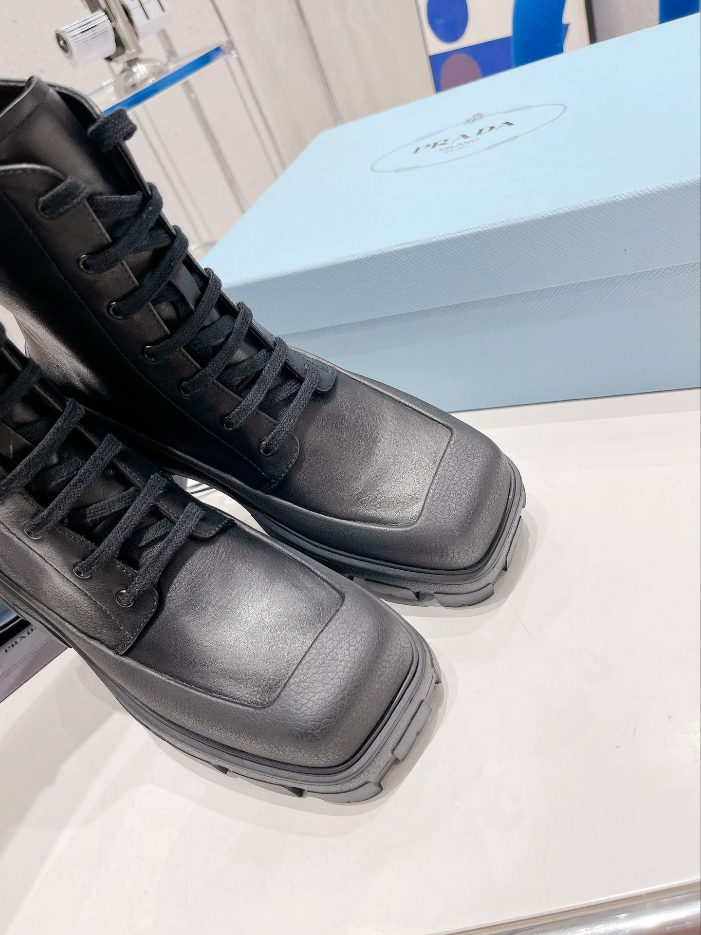 Новинка Prada 2022 года - Ботинки Dr. Martens с квадратным носком на платформе