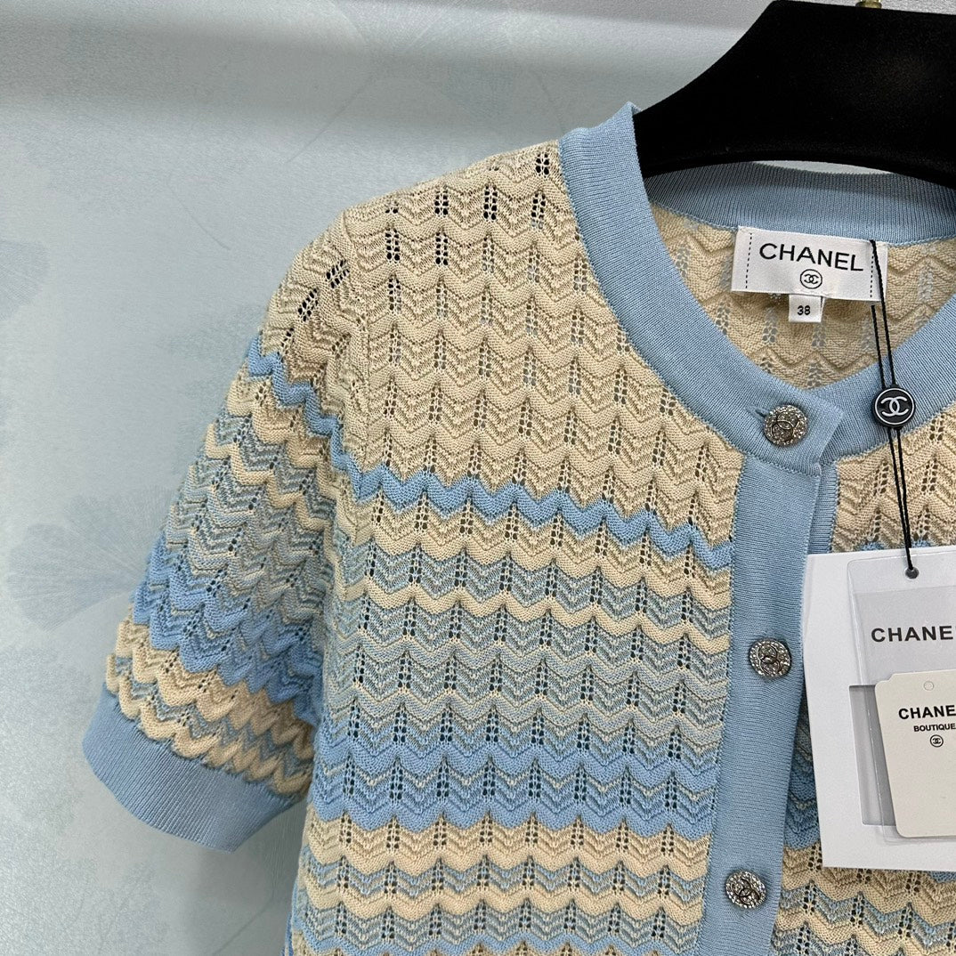 Новая коллекция Chanel Весна/Лето 2024: шерстяной топ с коротким рукавом, синий.