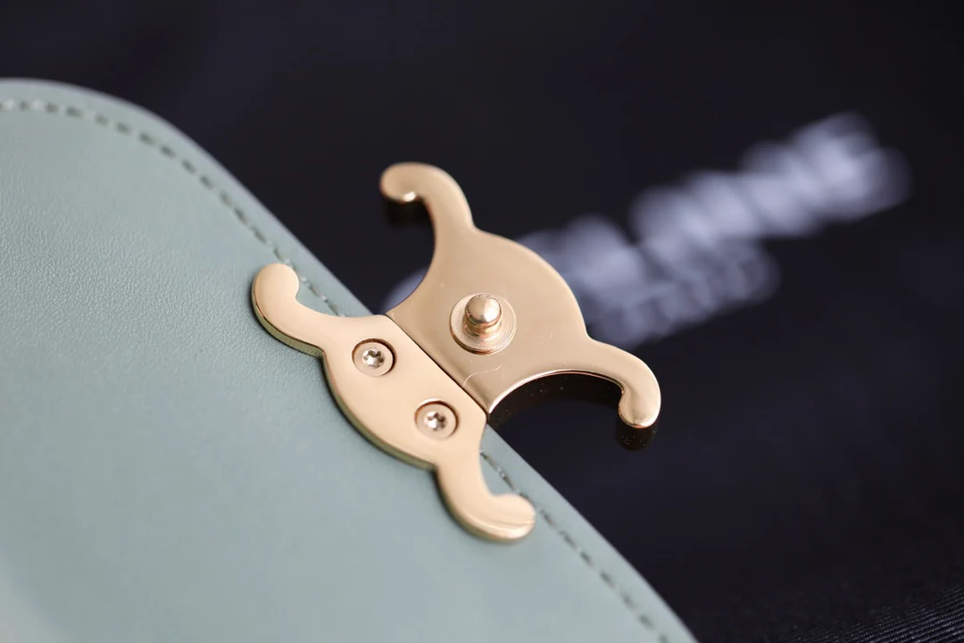 Celine TRIOMPHE 小号亮泽羊皮翻盖钱包-牛油果绿