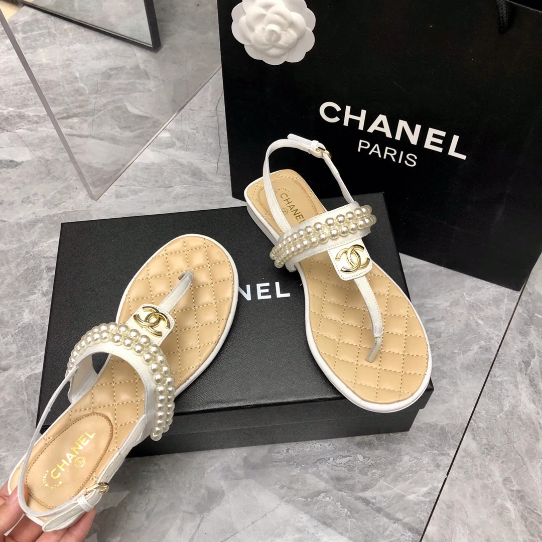 Новинка сезона весна/лето 2023 от Chanel - Классическая серия, сандалии с Т-образным ремешком и жемчужным принтом - белые.