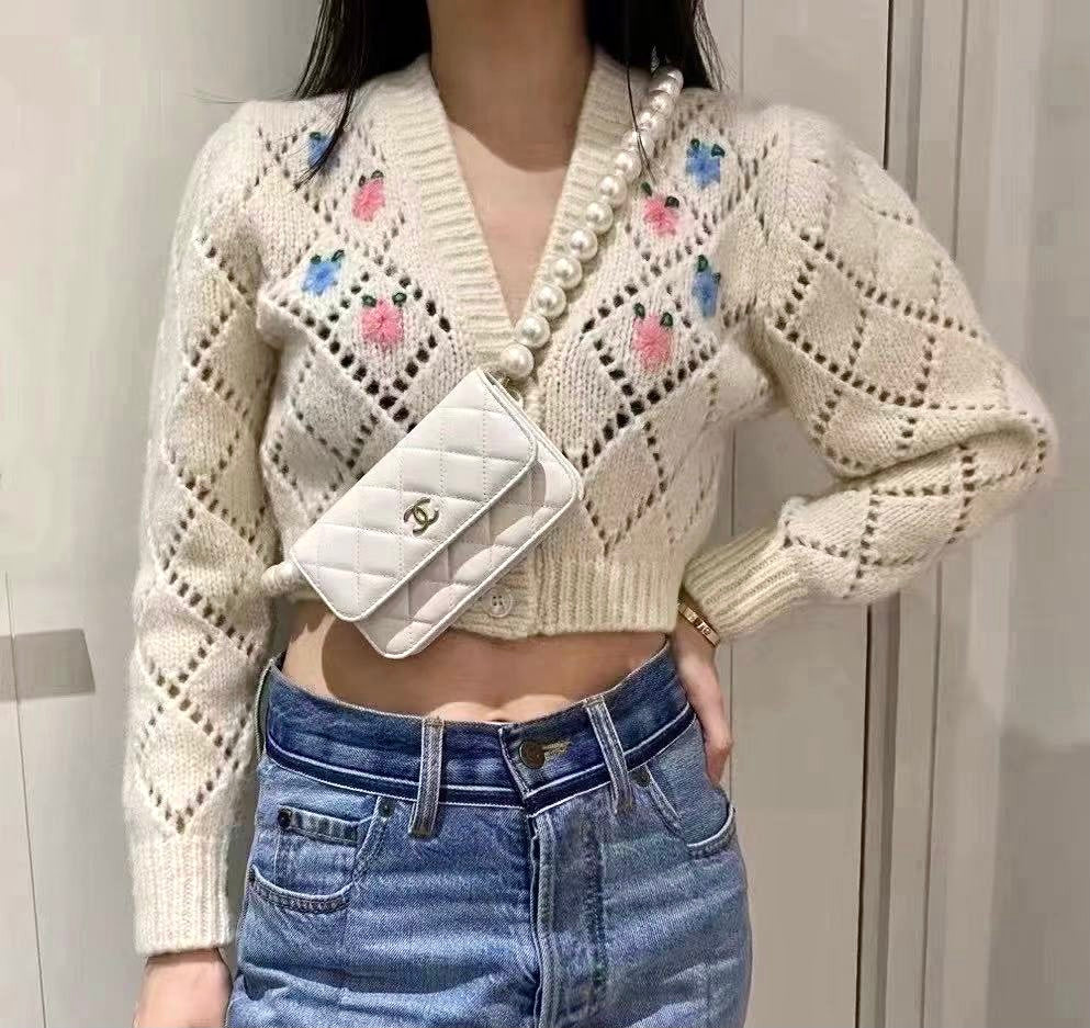 Маленькая сумочка Chanel с жемчужной цепочкой