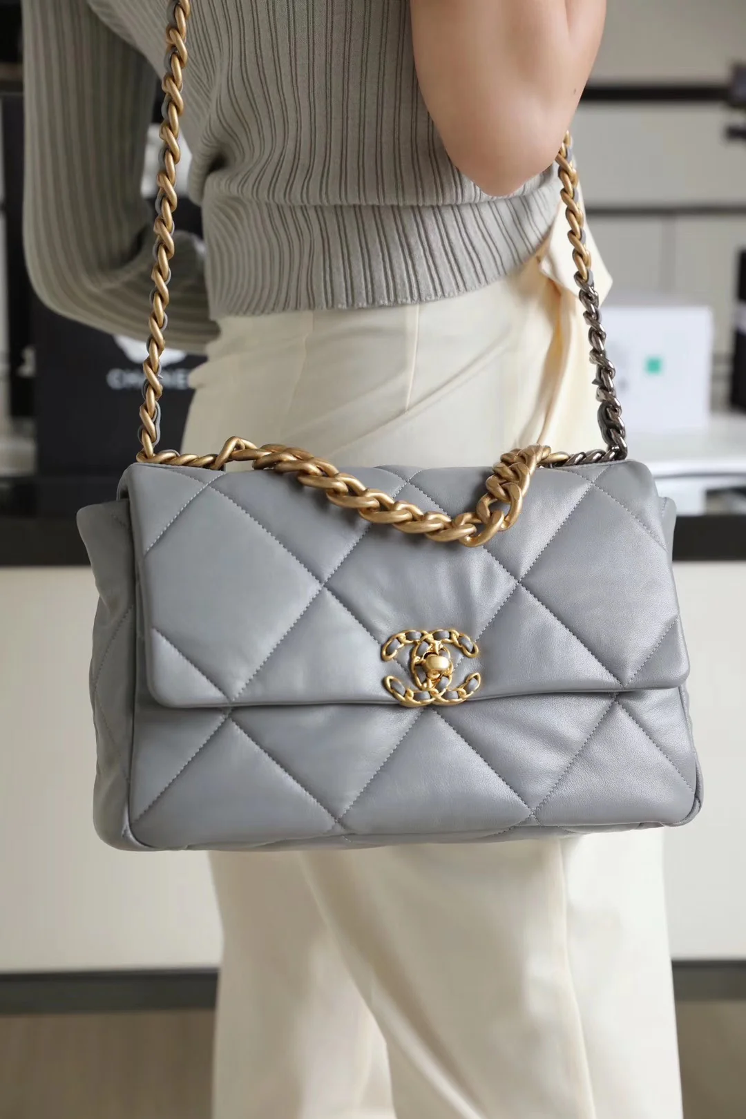 Сумка Chanel 19 — средне-серый