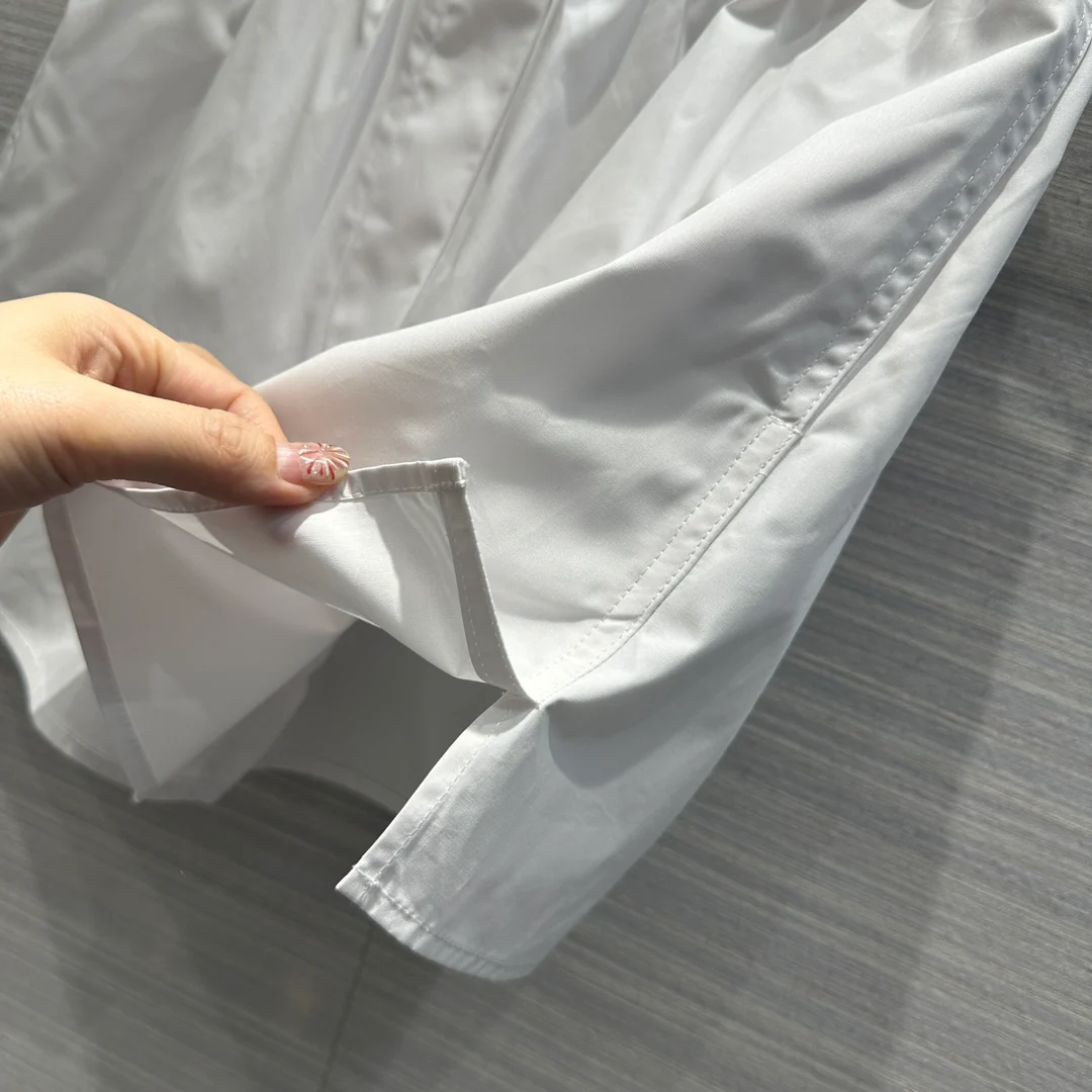 Chanel 2403 - Новинка начала весны: белые шорты Coco с двойным поясом из тесьмы C.