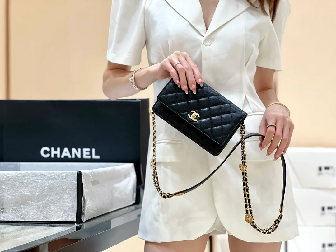 Сумка Chanel WOC с цепочкой и монетками — зернистая кожа — черная — фотографии в ношении.