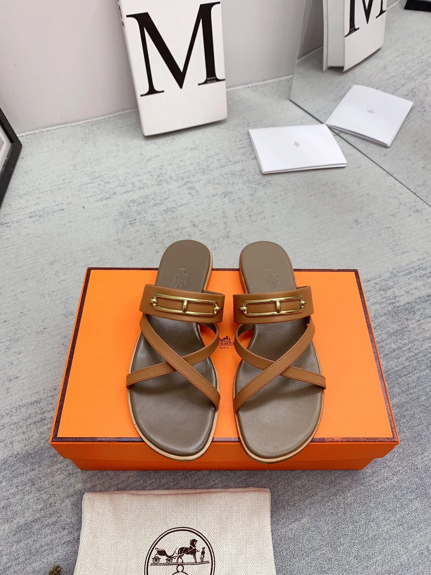 Новинка сезона весна/лето 2022 от Hermes - Текстурированные плоские тапочки - 2 шт.