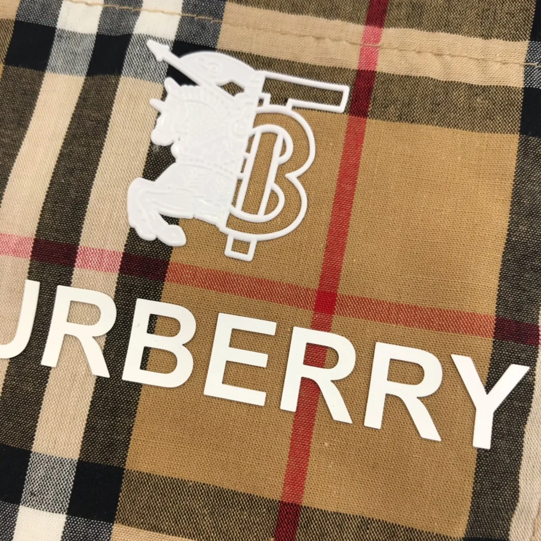 Футболка Burberry 2403 с клетчатым карманом, круглым вырезом и короткими рукавами, в стиле конного спорта - черно-белая.