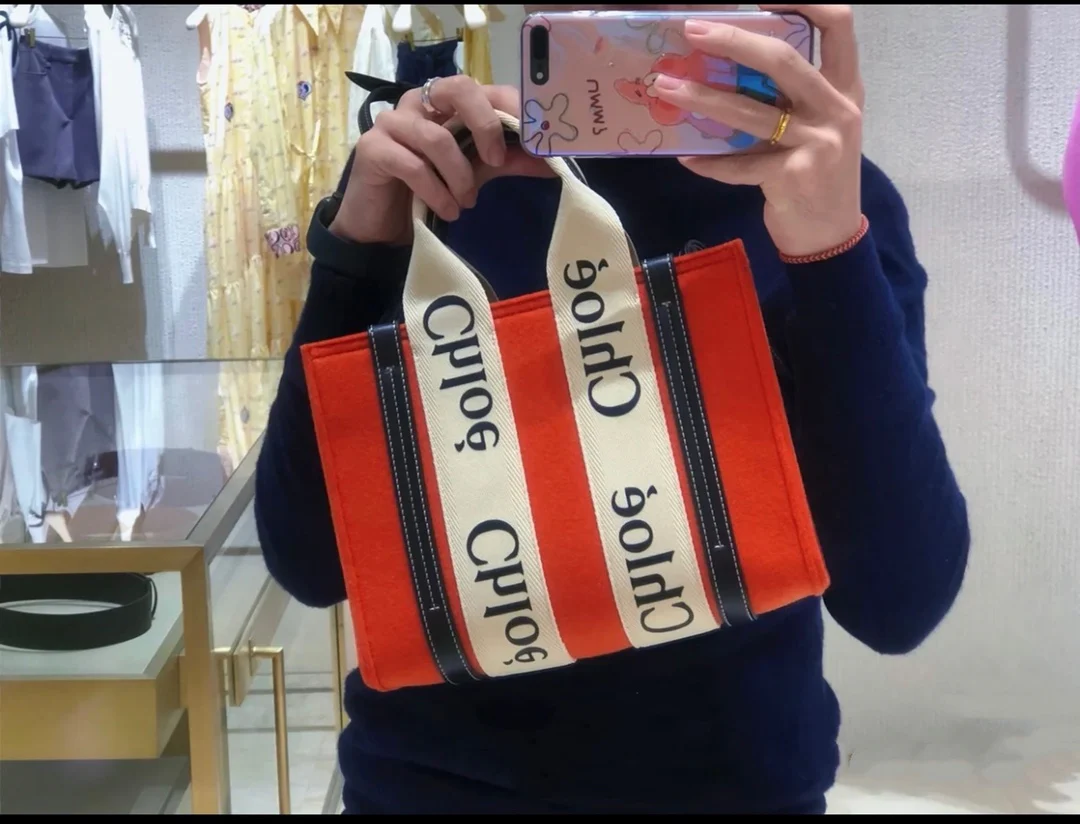 Сумка-тоут Chloe Woody, маленькая, бархатно-красная.