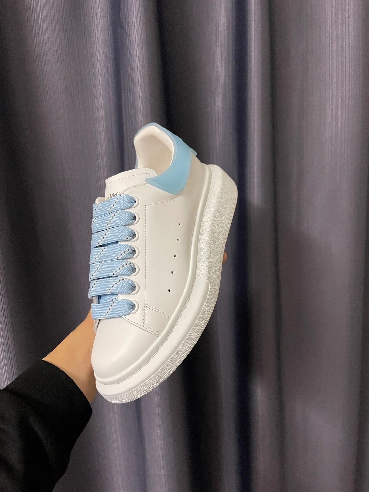 Классические белые кроссовки McQueen - унисекс - прозрачная голубая гелевая подошва