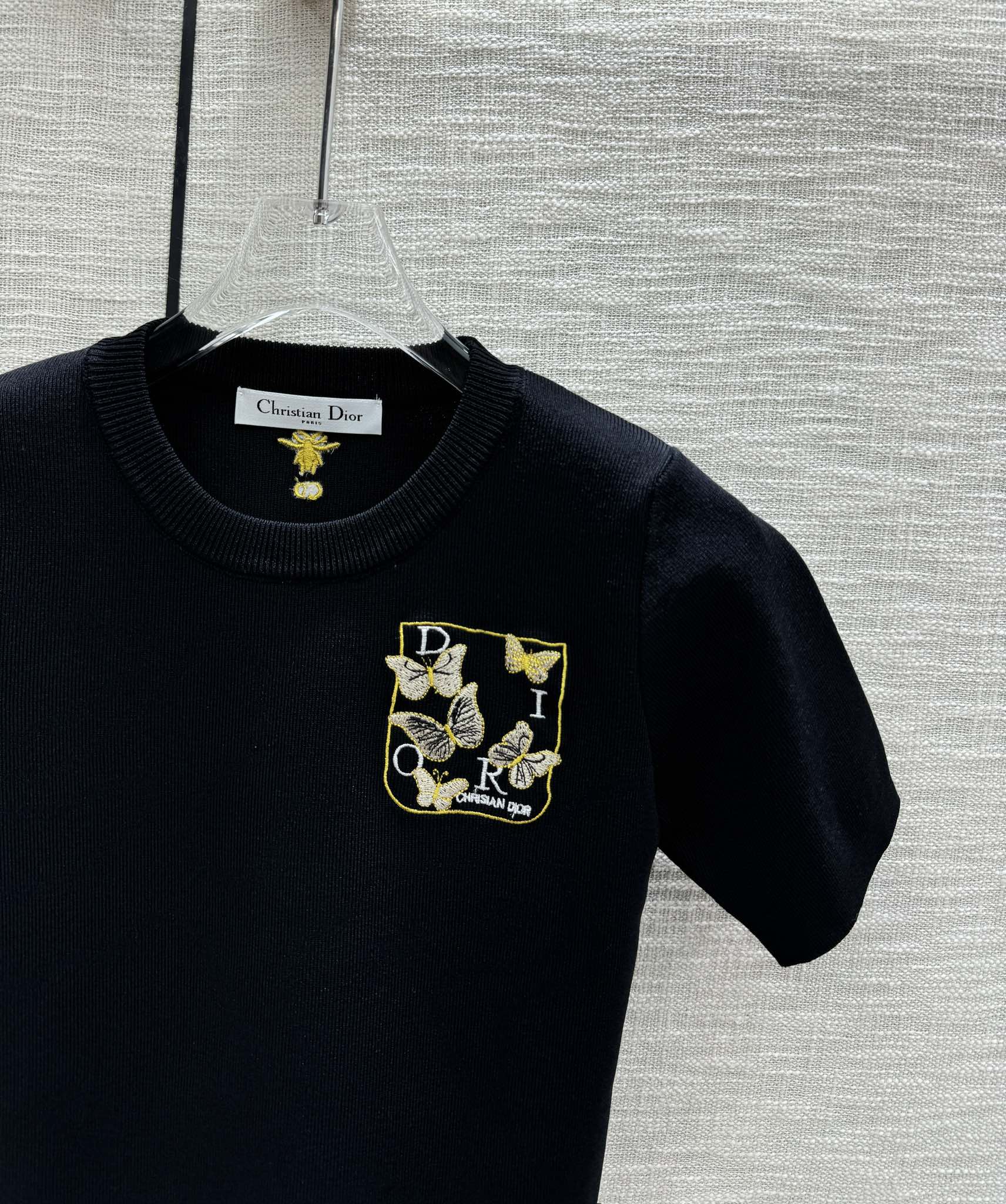 Вязаная футболка Dior 2403 с вышитой бабочкой, круглым вырезом и короткими рукавами - черная