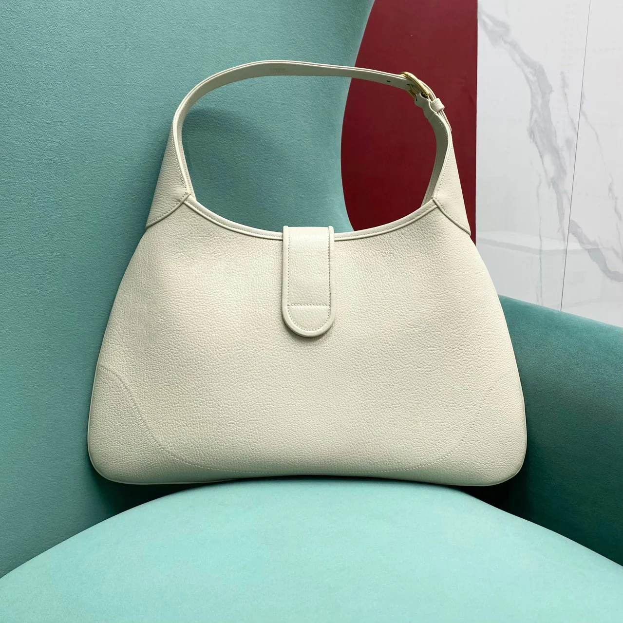 Весенняя коллекция Gucci 2023 — сумка через плечо ?Полумесяц? — белая.