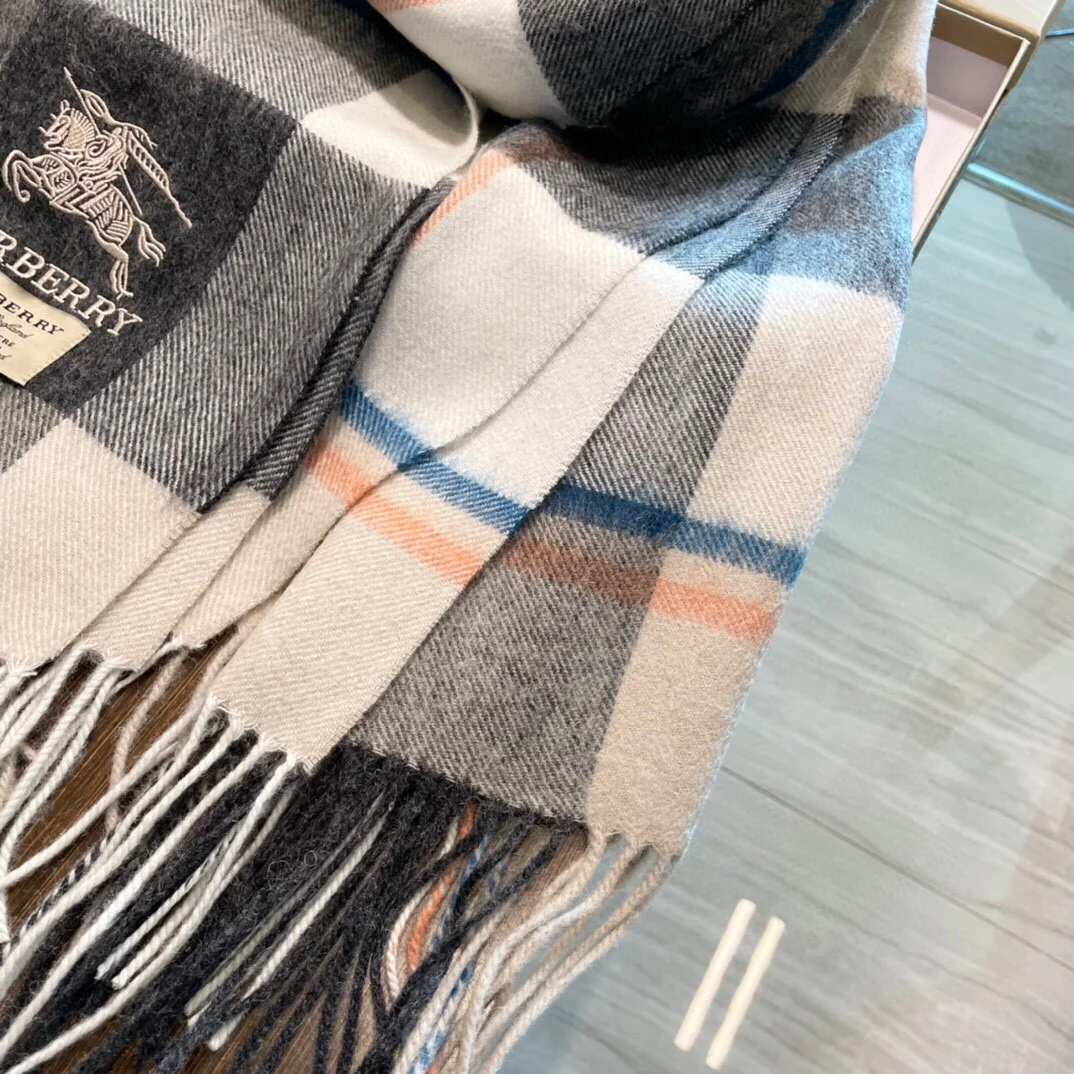 Шарф Burberry из овечьей шерсти с вышивкой в ??виде лошади — можно носить как шаль.