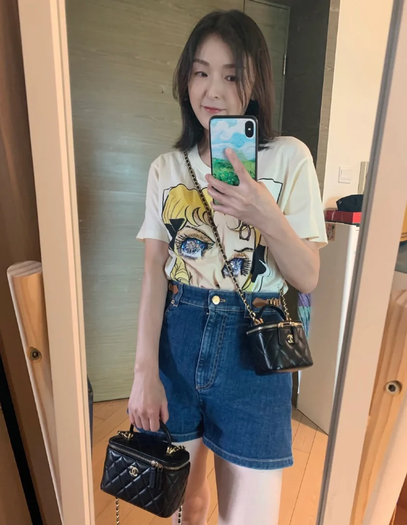 Сумка-коробочка Chanel с кожаной ручкой, длинная, черная.