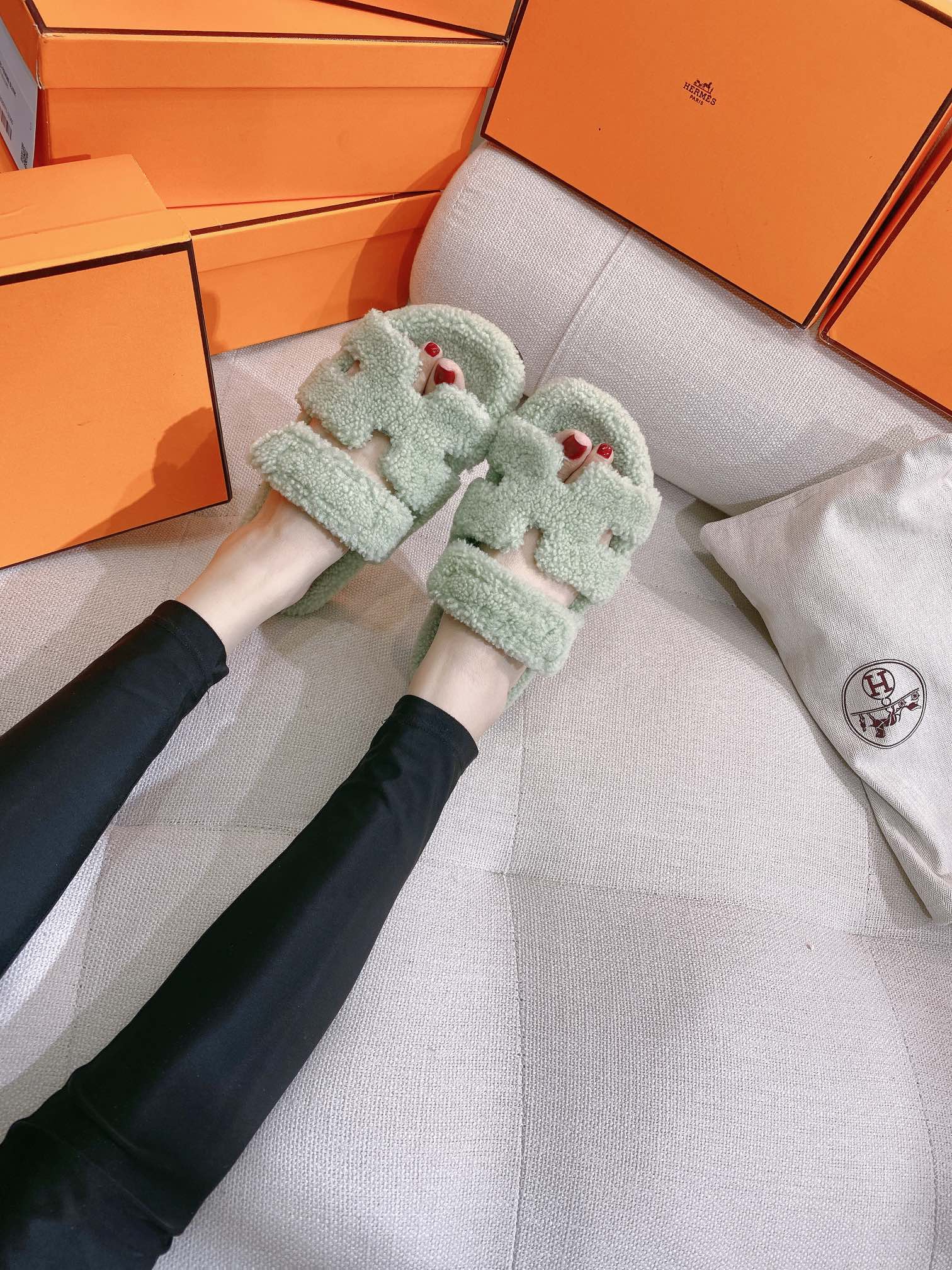 Новинка осенне-зимней коллекции Hermes 2022 — Домашние тапочки H-образной формы из овечьей шерсти и кожи, мятно-зеленого цвета — на фото.