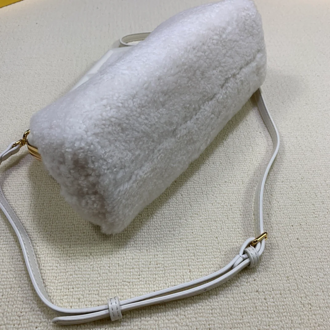 Маленькая белая шерстяная сумочка Fendi-first