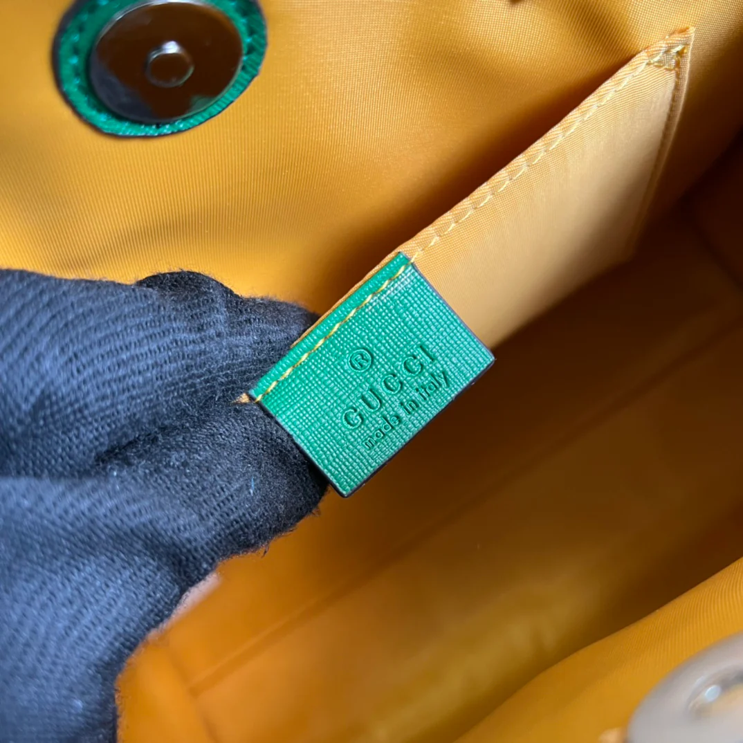 Сумка-тоут Gucci Ophidia Medium (28x26 см, 5x9 см) с зеленым узором в виде парусника.