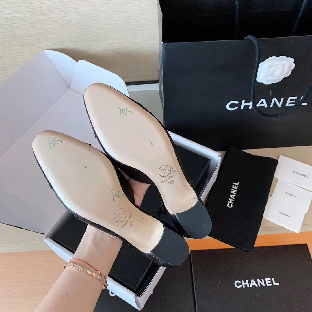 Классические сандалии Chanel на массивном каблуке - черные