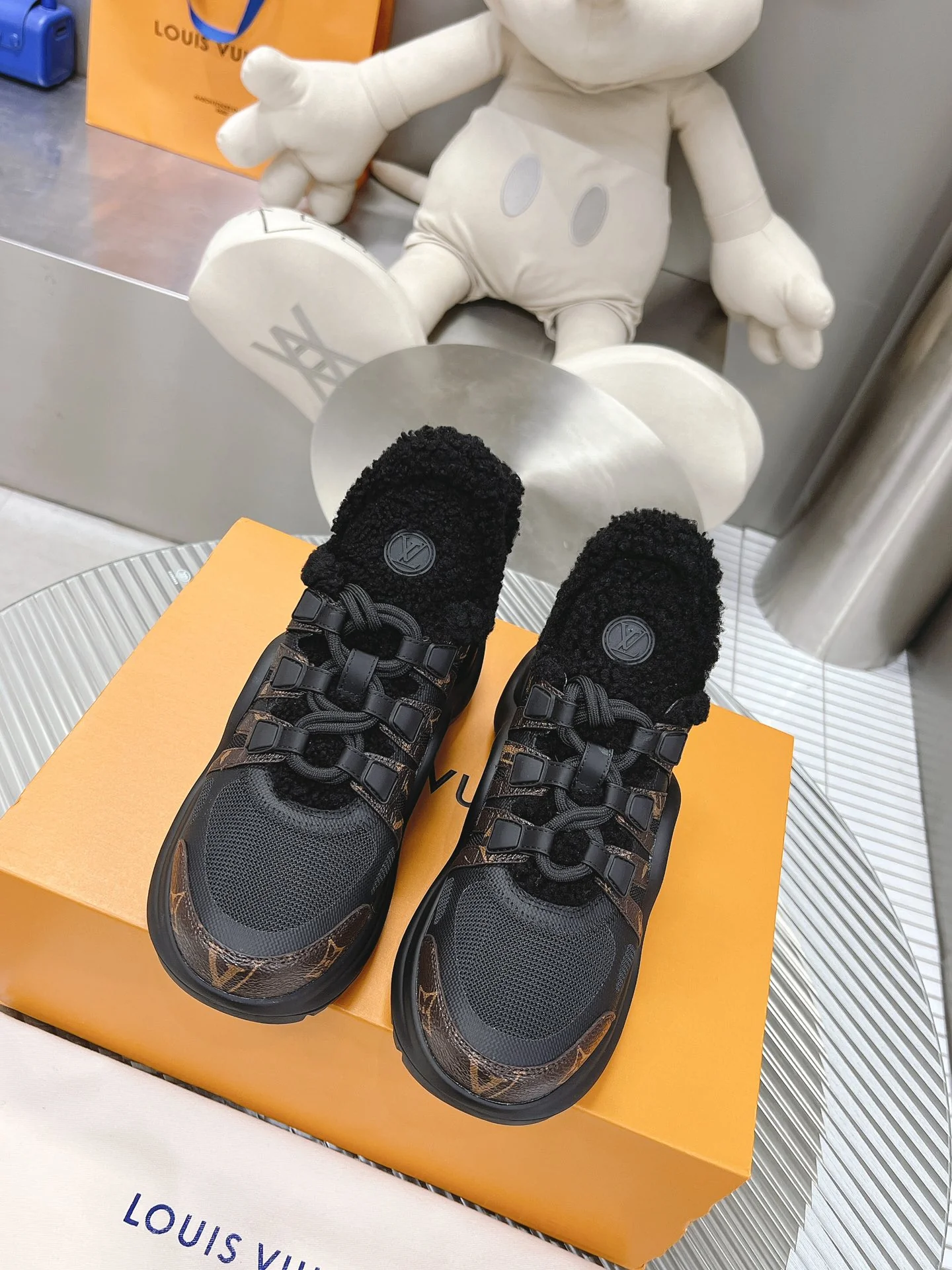 LV - Массивные туфли из шелковой кожи - Черные